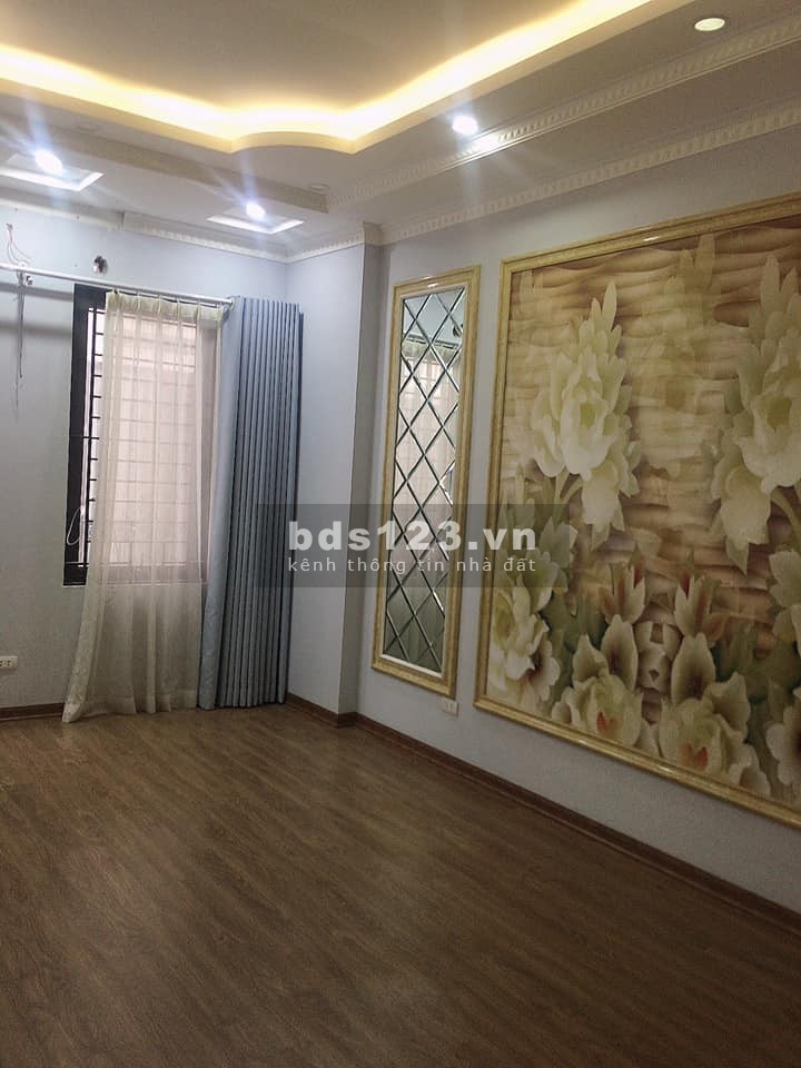 Bán gấp nhà nguyên căn gần cầu Vĩnh Tuy, phân lô ô tô đậu cửa giá bán 3.4 tỷ, lh 0904503658