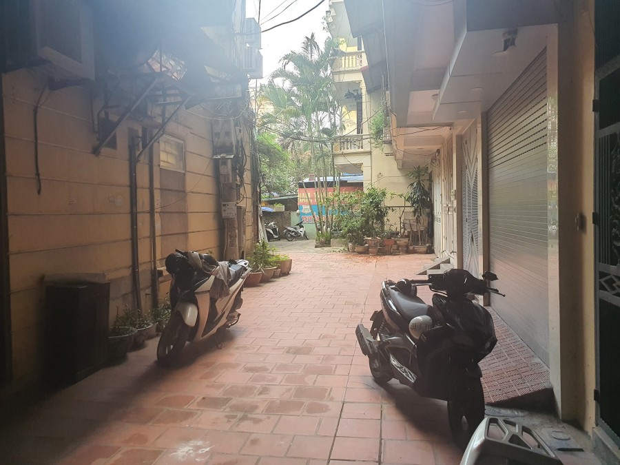 Bán nhà phố Hào Nam, ô tô đỗ cửa, diện tích sử dụng 32m2 đúc 5 tầng, giá bán 3.65 tỷ