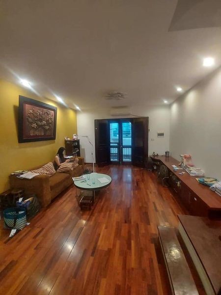 Nhà Hoàng Ngân, Nhà gần Phố - Thiết kế đẹp, Thông số vàng- Martit đỗ cửa