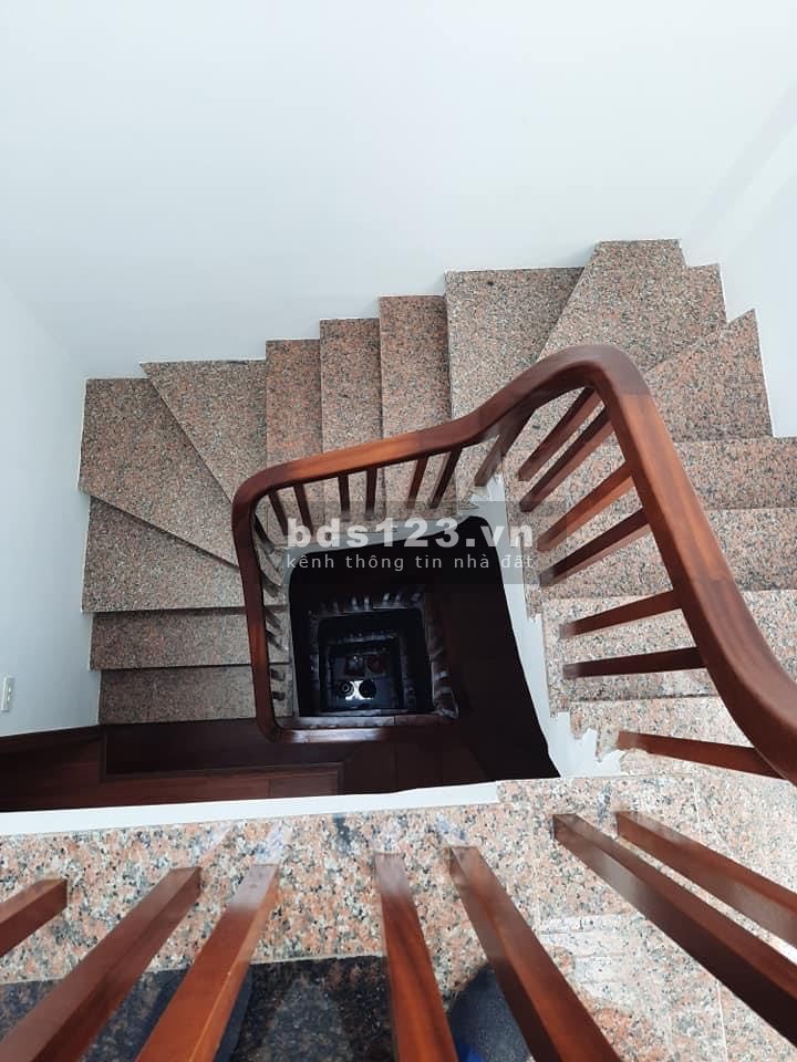 Bán nhà nguyên căn đúc kiên cố 5 tầng, diện tích sử dụng 38m2, sân rộng hẻm 175 Lạc Long Quân