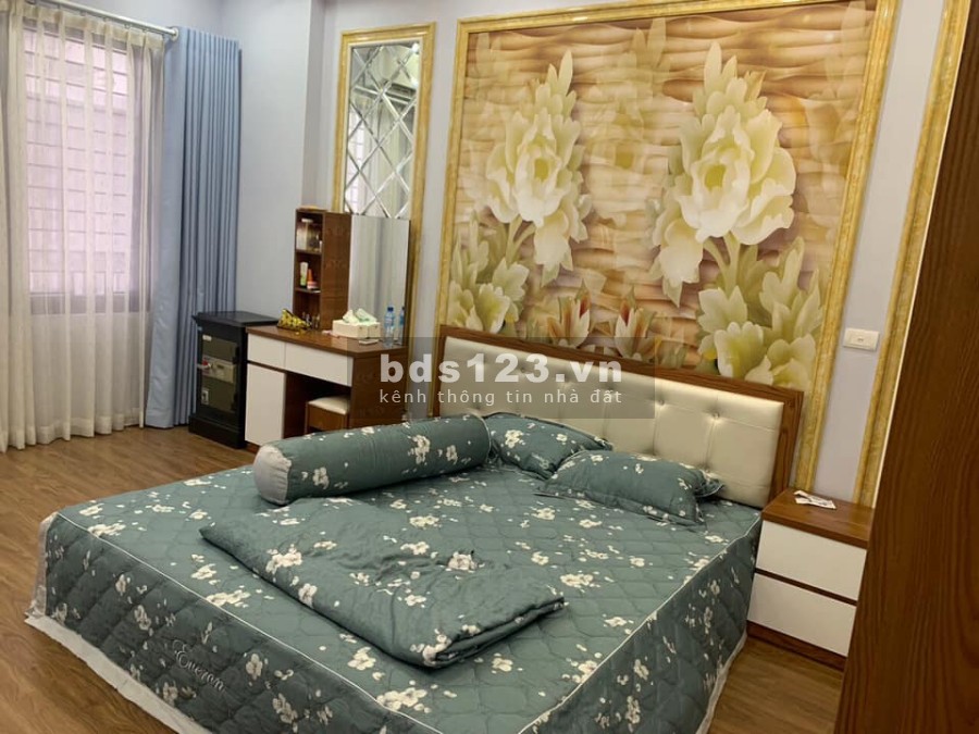 Bán gấp nhà nguyên căn gần cầu Vĩnh Tuy, phân lô ô tô đậu cửa giá bán 3.4 tỷ, lh 0904503658