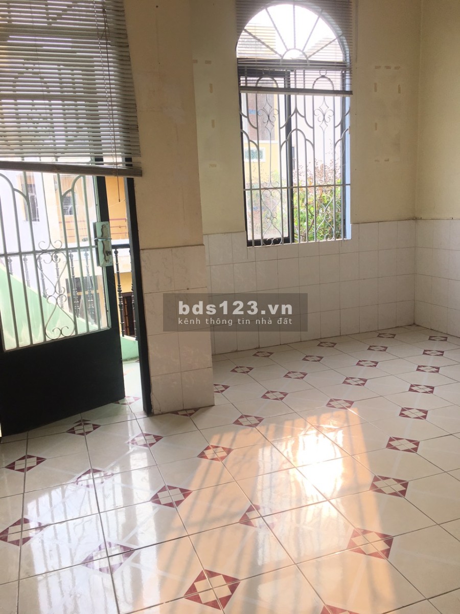 Phòng ban công thoáng mát sạch đẹp ngay gần đường Đồng Nai-