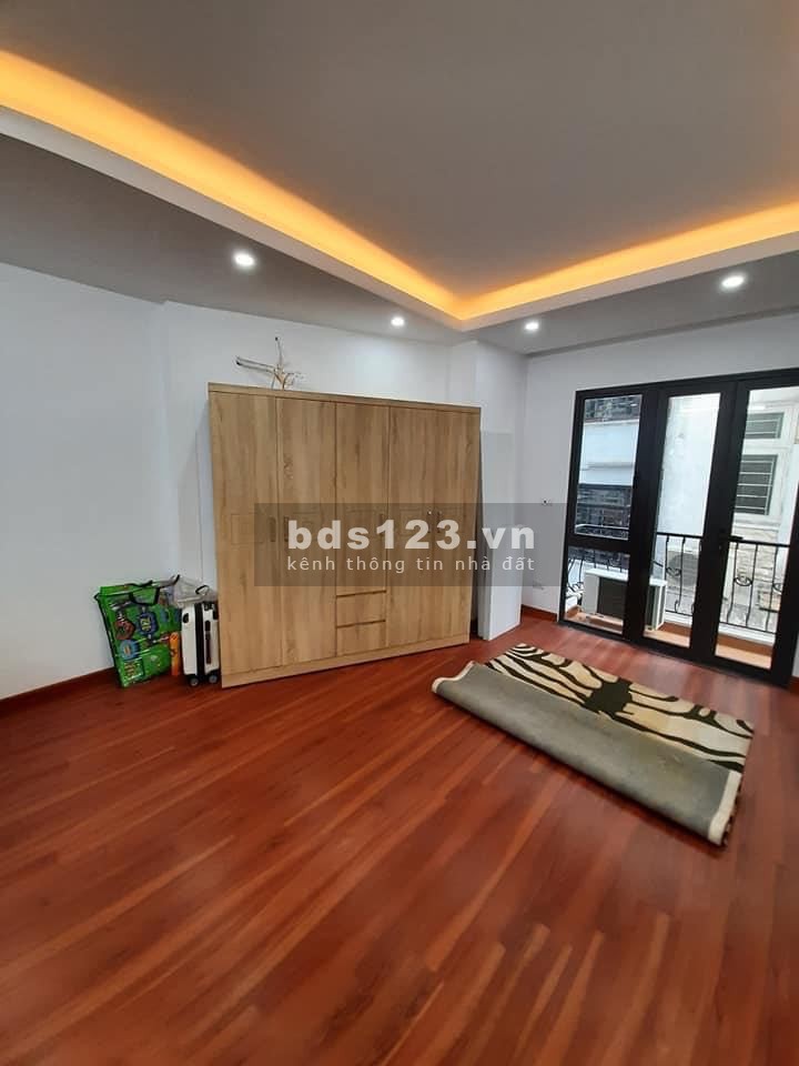 Bán nhà nguyên căn đúc kiên cố 5 tầng, diện tích sử dụng 38m2, sân rộng hẻm 175 Lạc Long Quân