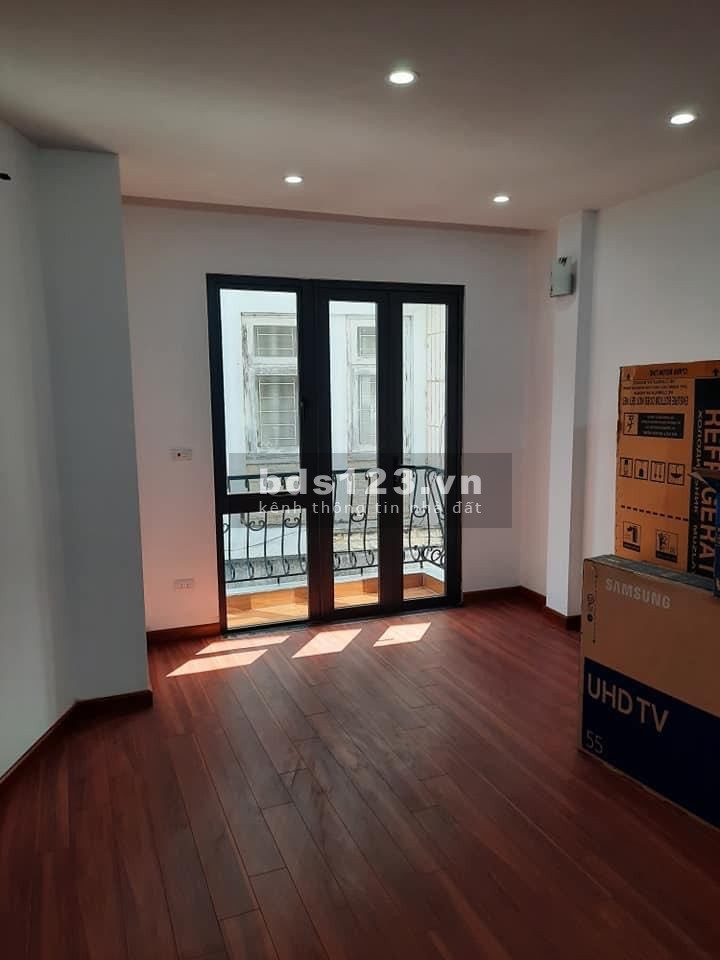 Bán nhà nguyên căn đúc kiên cố 5 tầng, diện tích sử dụng 38m2, sân rộng hẻm 175 Lạc Long Quân