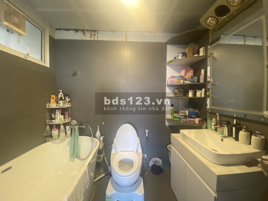 Bán căn hộ E5 Ciputra: Tầng 10 dt 123m2 3 phòng ngủ đủ đồ ban công Đông Bắc giá 5.5 tỷ có thương lượng.