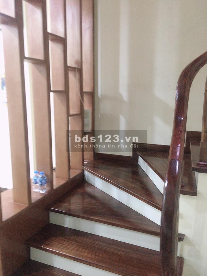 Bán gấp nhà nguyên căn gần cầu Vĩnh Tuy, phân lô ô tô đậu cửa giá bán 3.4 tỷ, lh 0904503658