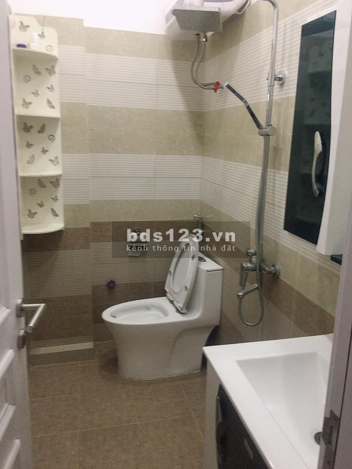 Bán gấp nhà nguyên căn gần cầu Vĩnh Tuy, phân lô ô tô đậu cửa giá bán 3.4 tỷ, lh 0904503658