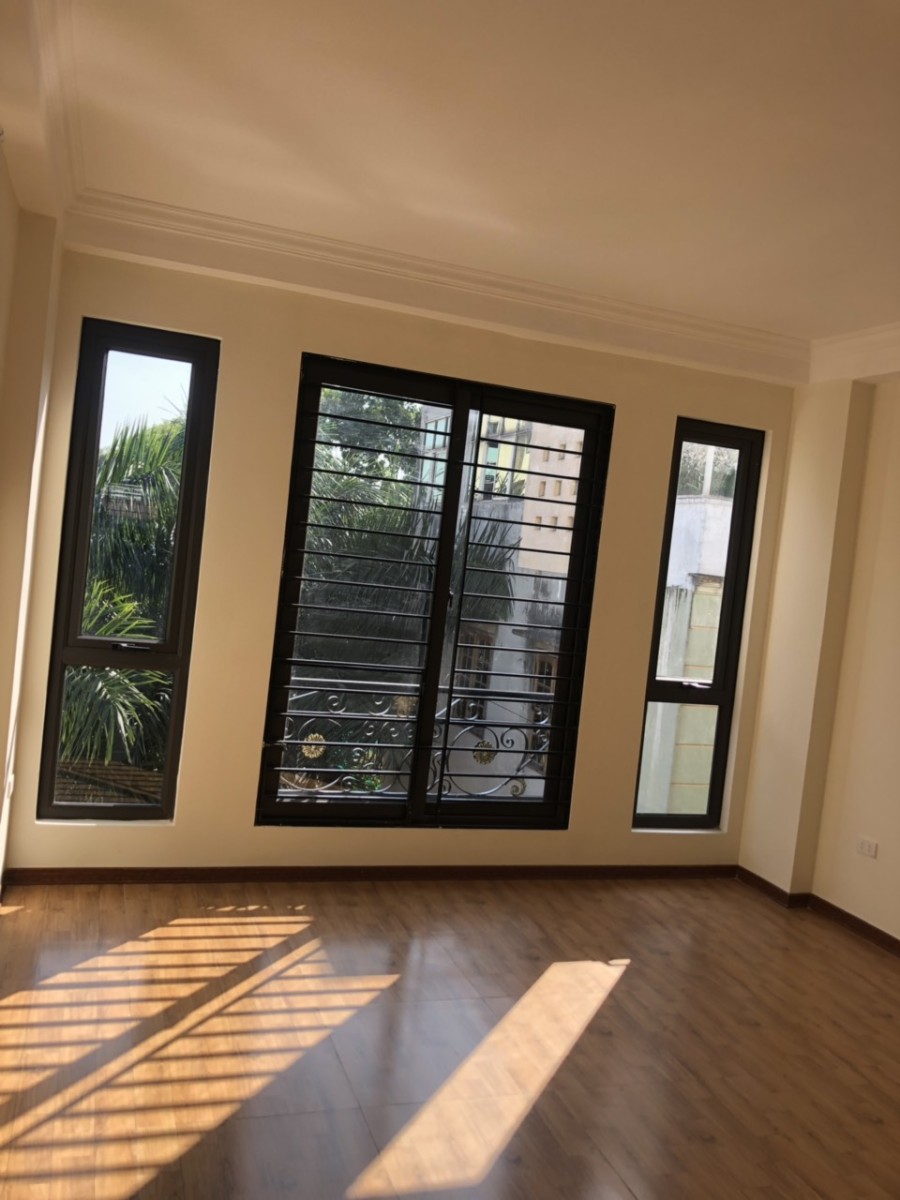 Bán nhà 5 tầng mới đẹp ngõ phố Tôn Thất Tùng, Đống Đa, gần Đại Học Y, ô tô đỗ sát nhà, giá 4.2 tỷ