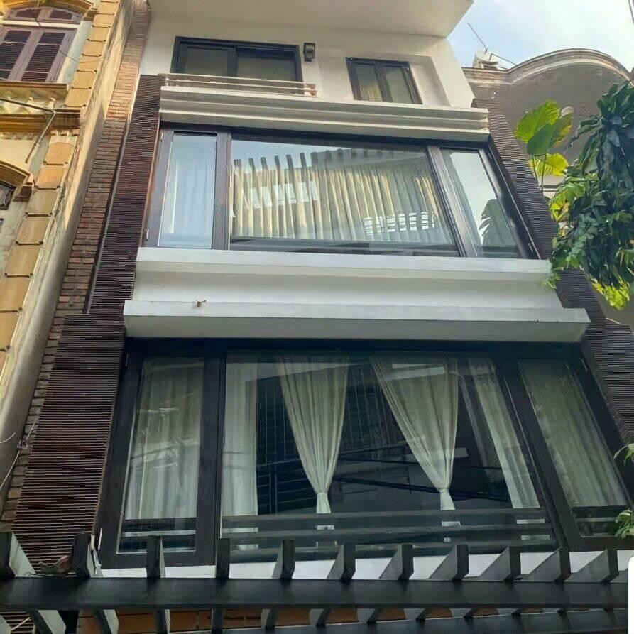 Nhà Đẹp Dương Quảng Hàm kinh doanh nhà còn mới, dt 46m2 5 tầng Lô góc 3 mặt Thoáng