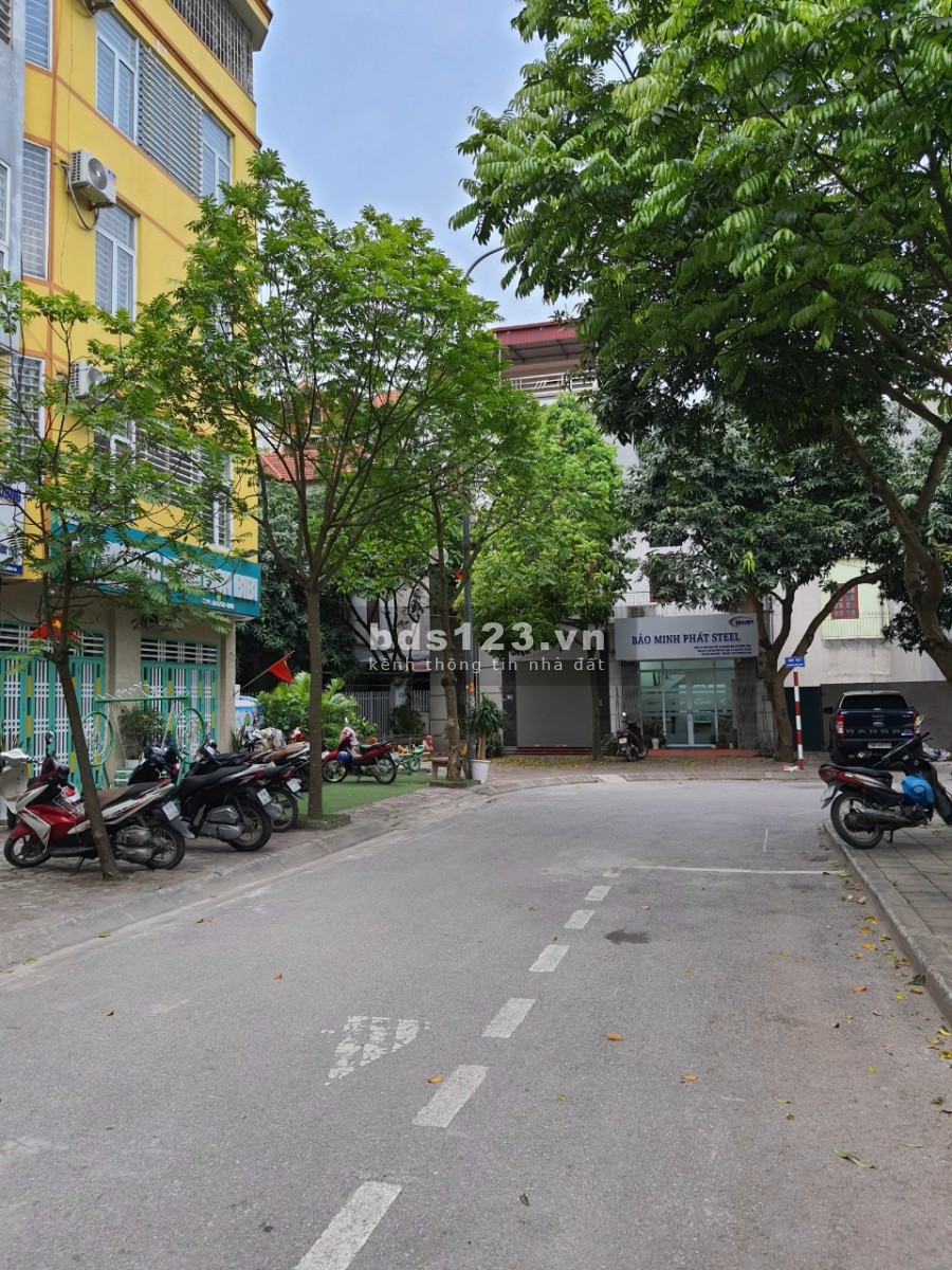Bán nhanh nguyên căn đẹp hàng xóm bến xe Gia Lâm gần ô tô, sổ đẹp chính chủ, bàn giao ngay