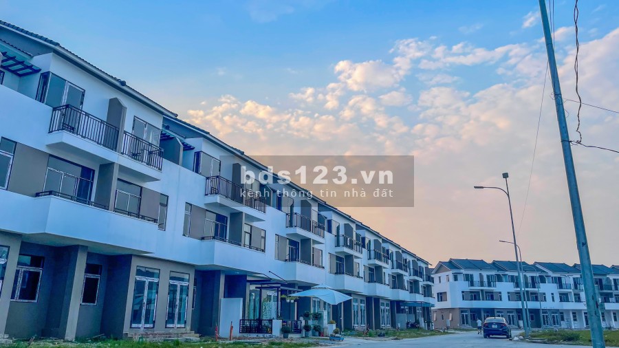 Bán nhà xây kiên cố nguyên căn thiết kế thông minh 3 tầng view công viên khu C Royal Park