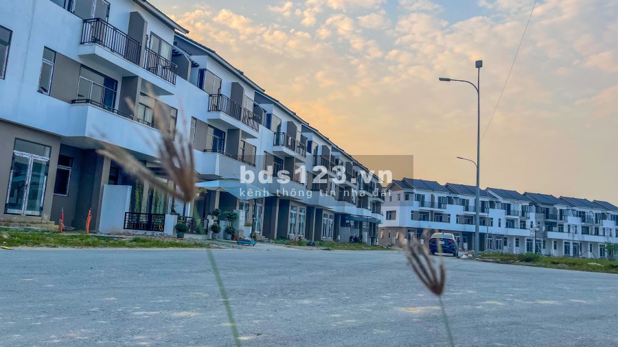 Bán nhà xây kiên cố nguyên căn thiết kế thông minh 3 tầng view công viên khu C Royal Park