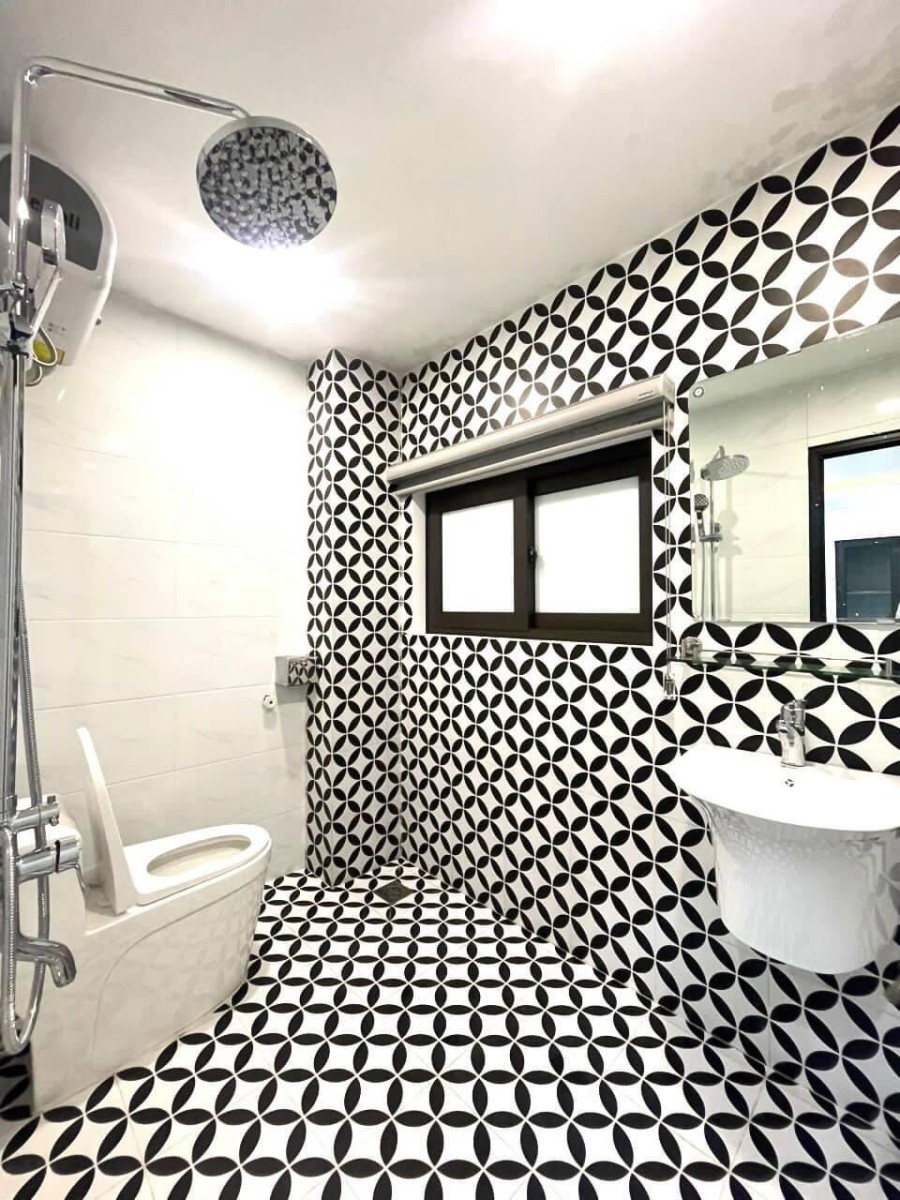 Bán gấp căn nhà tại đường Cầu Giấy, Hà Nội. Nhà đẹp, về ở ngay, DT 40m2, 5 tầng, 5.3 tỷ