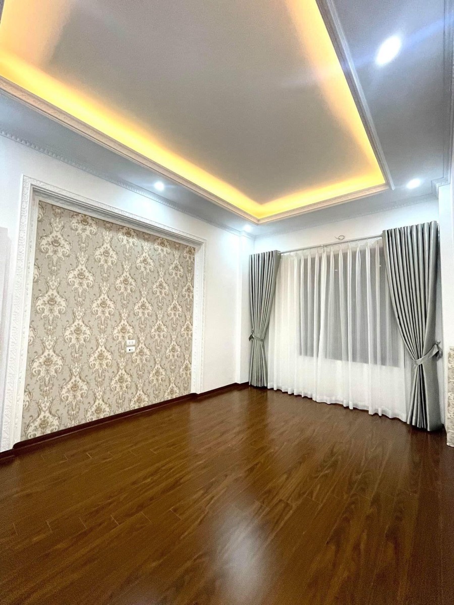 Bán gấp căn nhà tại đường Cầu Giấy, Hà Nội. Nhà đẹp, về ở ngay, DT 40m2, 5 tầng, 5.3 tỷ