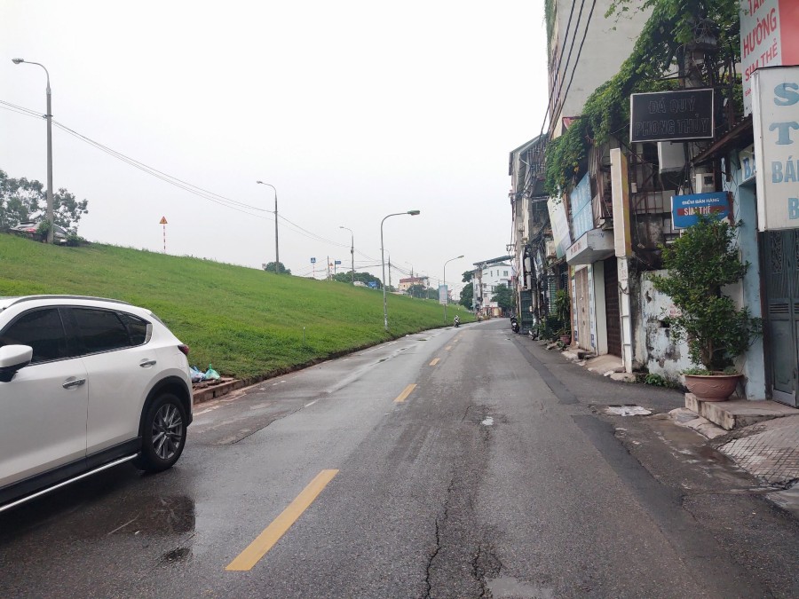 Quá rẻ - nhà mặt phố Lâm Du, Long Biên kinh doanh, bê tông cốt thép 5 tầng giá bán 4 tỷ
