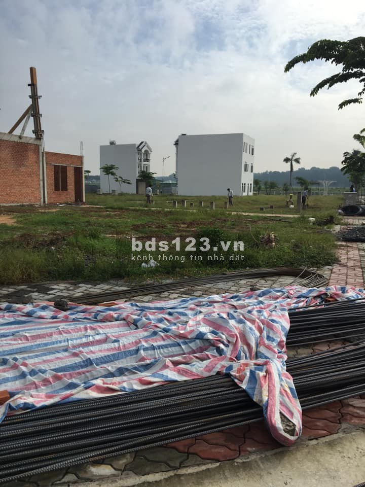 Vợ chồng tôi cần bán mảnh đất ở Phú Chánh gần visp2 đẹp giá rẻ 1.8 tỷ, có thương lượng