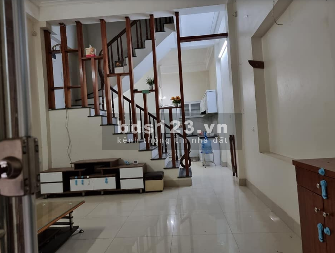 Nhà đẹp có 102 Quận Cầu Giấy diện tích 38m2 mặt tiêng 4m ô tô morning đỗ giá bán 4 tỷ