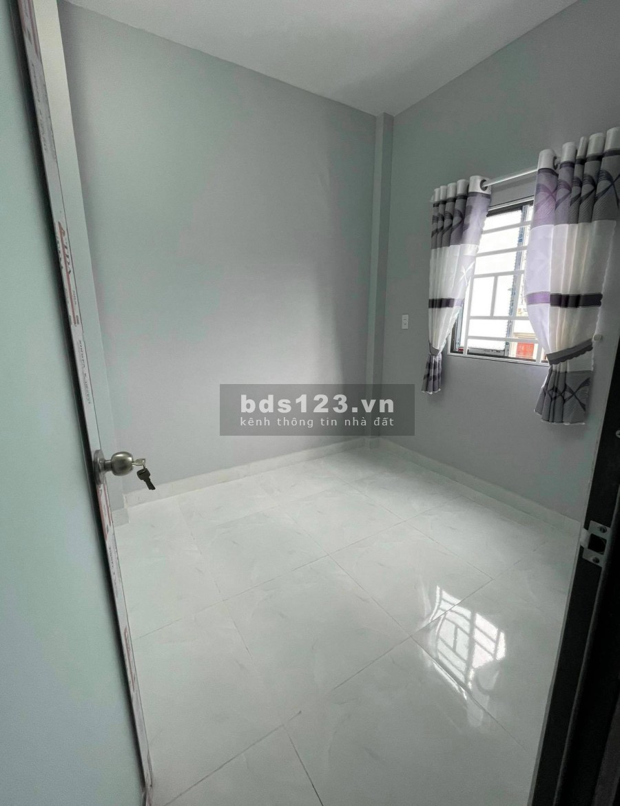 Bán nhà hẻm xe hơi 5m, 2 lầu đúc kiên cố, 4 phòng ngủ tại Quận 12 giá bán 2,42 tỷ