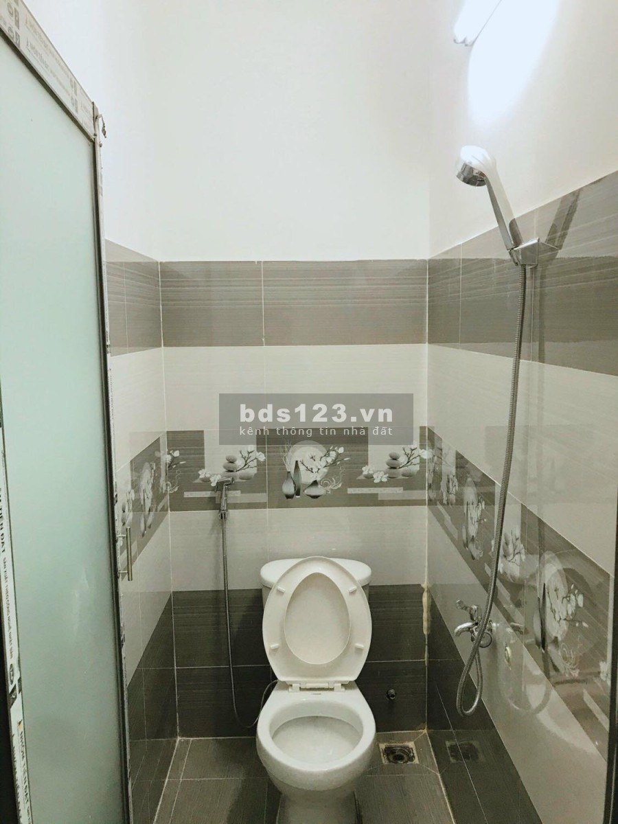 Bán nhà hẻm xe hơi 5m, 2 lầu đúc kiên cố, 4 phòng ngủ tại Quận 12 giá bán 2,42 tỷ