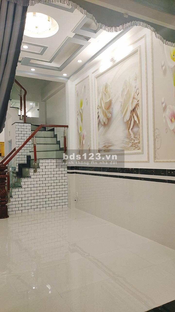 Bán nhà hẻm xe hơi 5m, 2 lầu đúc kiên cố, 4 phòng ngủ tại Quận 12 giá bán 2,42 tỷ