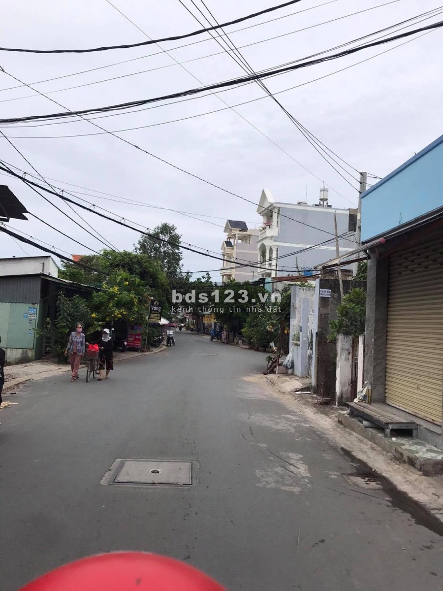 Bán nhà hẻm xe hơi 5m, 2 lầu đúc kiên cố, 4 phòng ngủ tại Quận 12 giá bán 2,42 tỷ