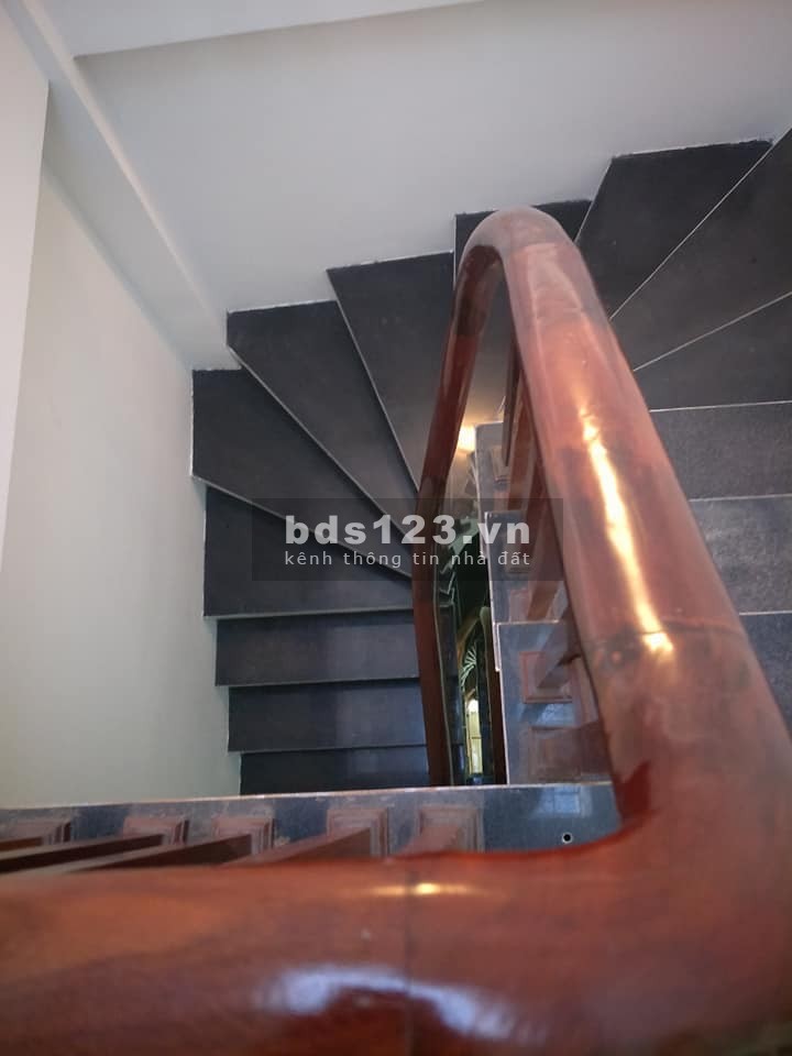Bán nhà đường Bát Khối, Long Biên 32m2 x tầng, 4m MT, giá 2.2 tỷ, Ở ngay. 5m Ô tô.