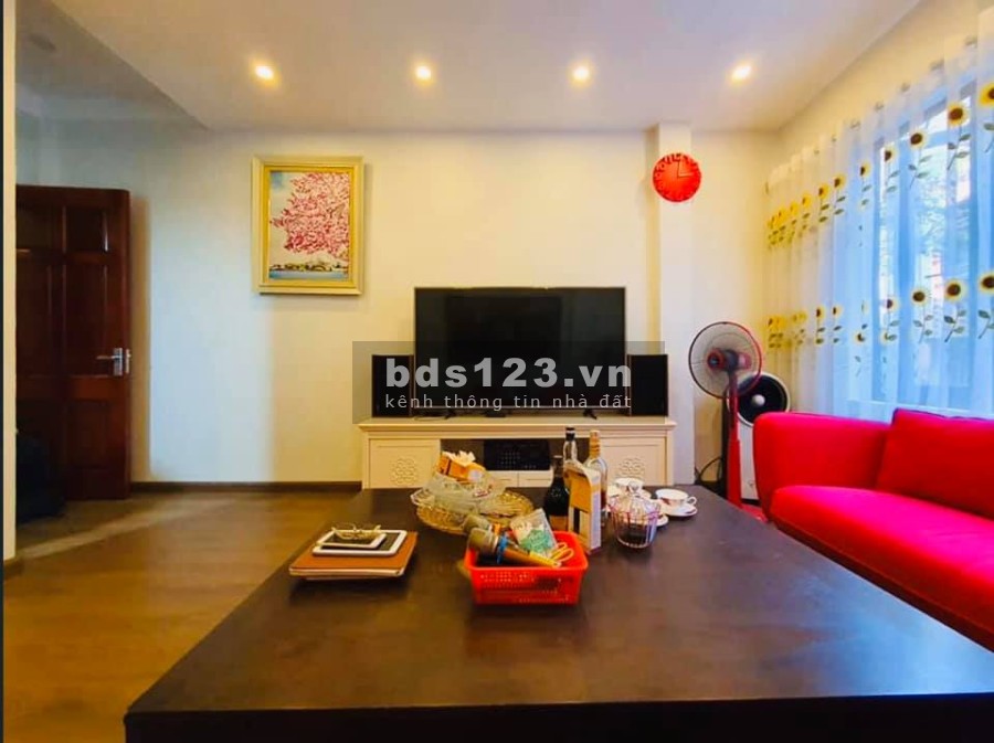 Bán nhà nguyên căn siêu hiếm giá bán nhỉnh 5 tỷ trung tâm Đống Đa ô tô 6 tầng thang máy