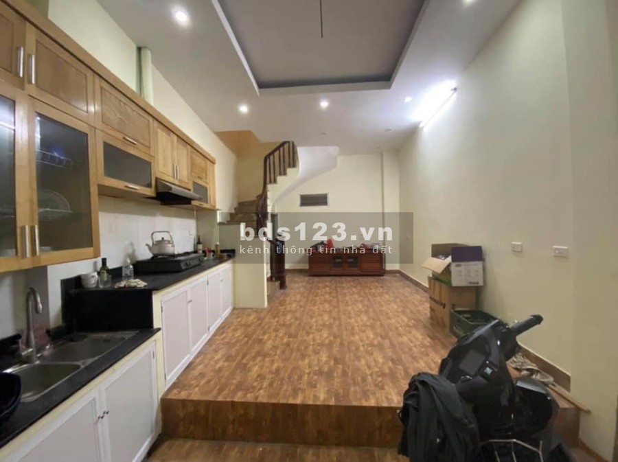 Bán nhà nguyên căn Thịnh Quang Đống Đa, 4 tầng đúc, giá bán 3.25 tỷ, 2 mặt thoáng, thông số tốt
