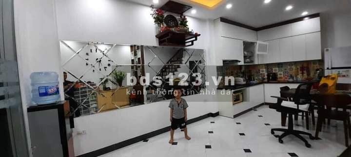 Cần bán nhà Nguyễn Khang 52m 5 tầng, ngõ thẳng tắp. 5.6 tỷ