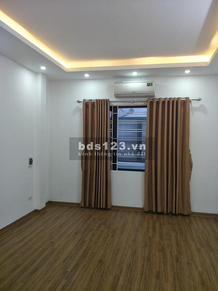 Bán nhà đường Bát Khối, Long Biên 32m2 x tầng, 4m MT, giá 2.2 tỷ, Ở ngay. 5m Ô tô.