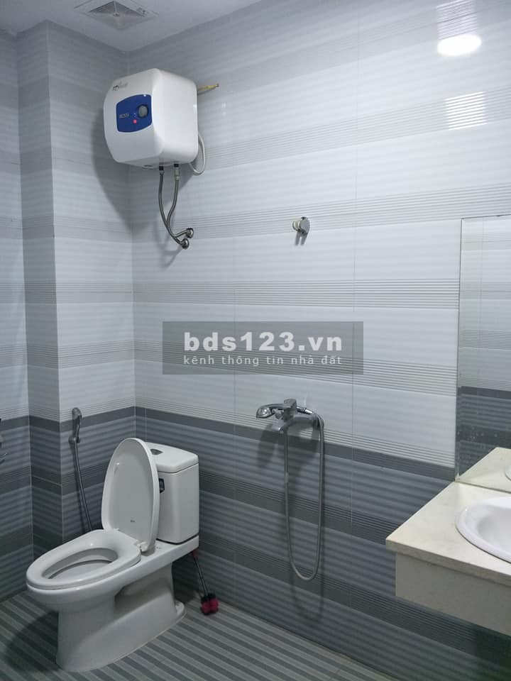 Bán nhà đường Bát Khối, Long Biên 32m2 x tầng, 4m MT, giá 2.2 tỷ, Ở ngay. 5m Ô tô.