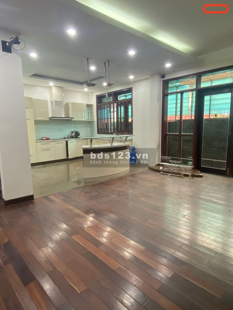 Hẻm kinh doanh Nguyễn Xí diện tích 4x18m, 1 trệt, 2 lầu. 6pn, 4wc. Gía 25 triệu/tháng