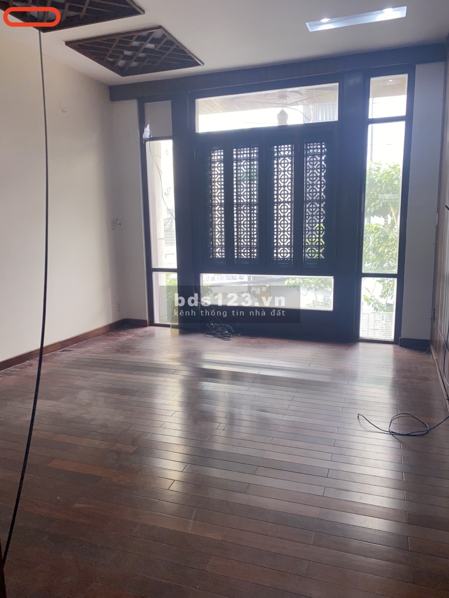 Hẻm kinh doanh Nguyễn Xí diện tích 4x18m, 1 trệt, 2 lầu. 6pn, 4wc. Gía 25 triệu/tháng