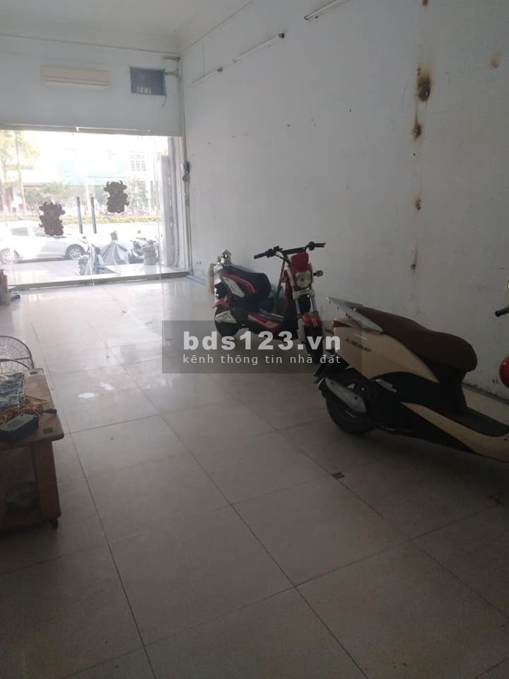 Bán gấp nhà dt 84m2, 3 tầng giá 13x tỷ mặt phố Ngô Gia Tự Long Biên, vỉa hè rộng kinh doanh