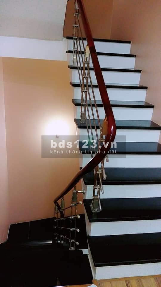 Bán nhà La Khê đưởng rộng có gara ô tô sổ dt 100m2 giá bán 7.3 tỷ, đúc 3 tầng kiên cố