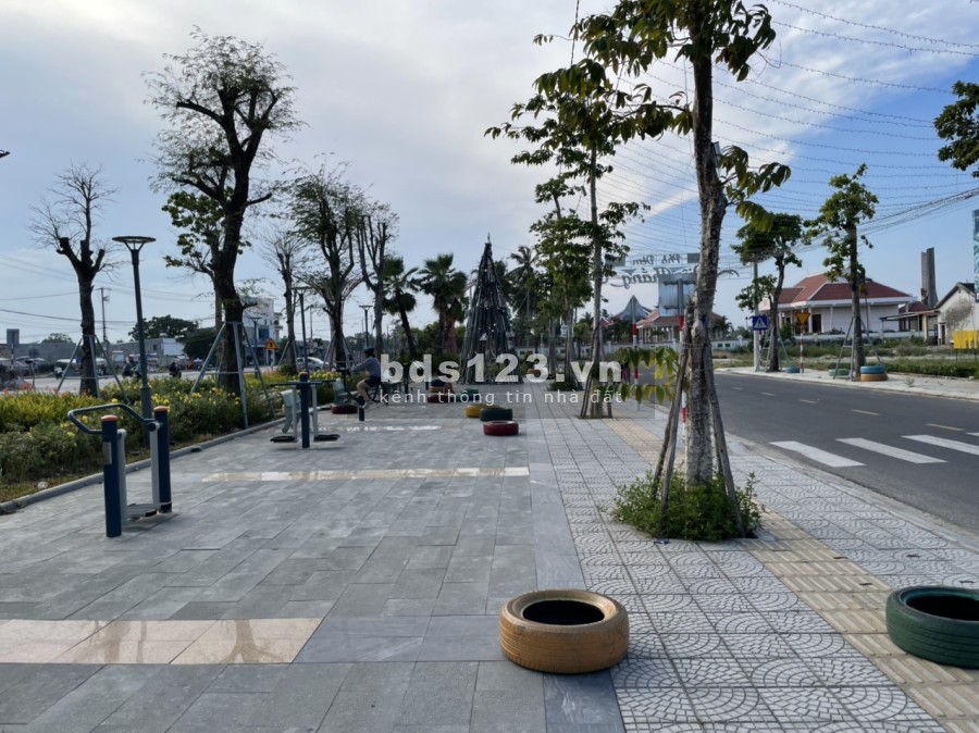Chính chủ cần tiền bán nhanh lô đất 150m2 mặt tiền đường nhựa 12m trung tâm huyện