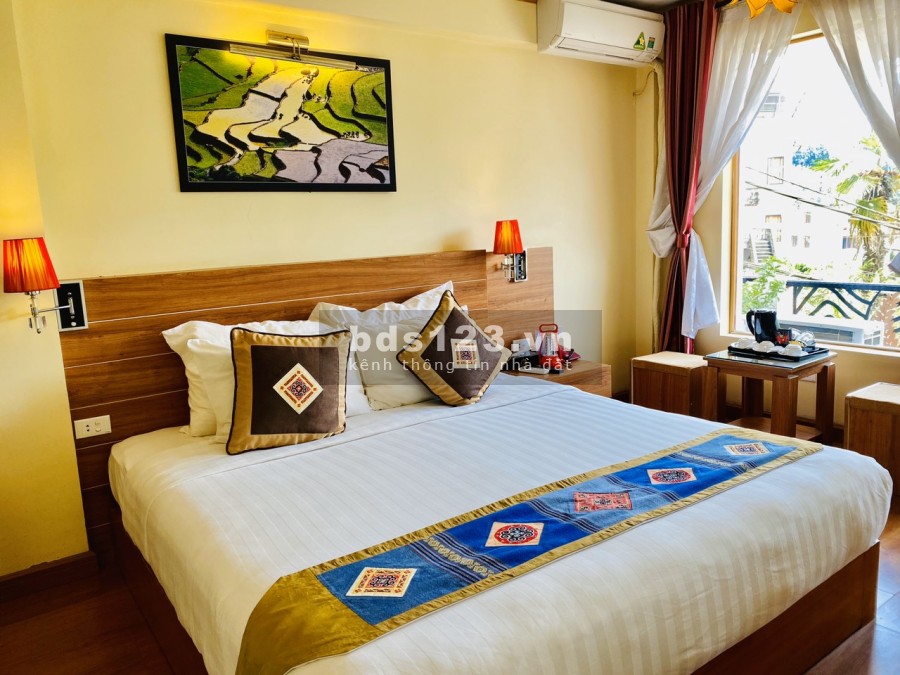 Bán gấp khách sạn trung tâm thị trấn Sapa - view núi Hàm Rồng, nhà thờ đá và Sun PLaza