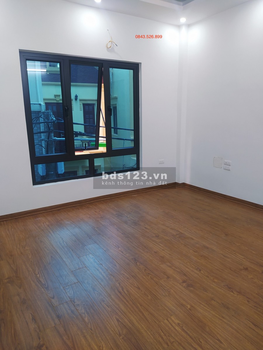 Bán nhà phố Hoàng Mai, gara ô tô - ngõ thông - lô góc, 35m2 nhỉnh 4 tỷ.