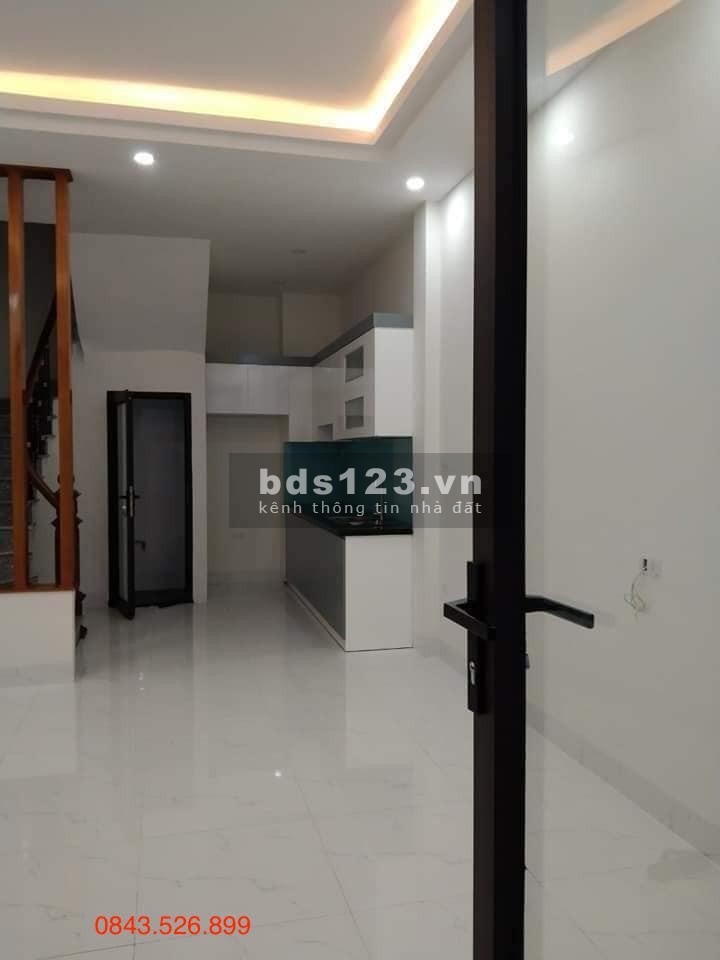 Bán nhà phố Hoàng Mai, gara ô tô - ngõ thông - lô góc, 35m2 nhỉnh 4 tỷ.