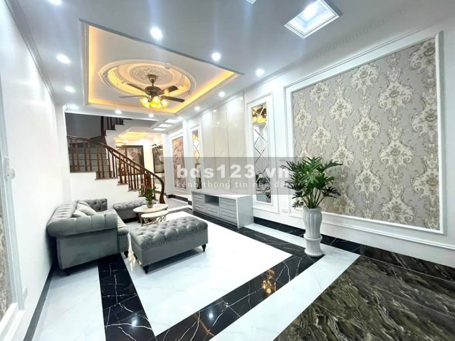 Bán gấp nhà Trung Tâm Cầu Giấy, dt 40m2, 4 tầng nội thất sang trọng, 2 mặt thoáng, gần ô tô