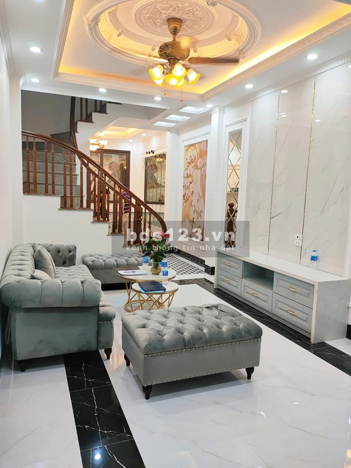 Bán gấp nhà Trung Tâm Cầu Giấy, dt 40m2, 4 tầng nội thất sang trọng, 2 mặt thoáng, gần ô tô