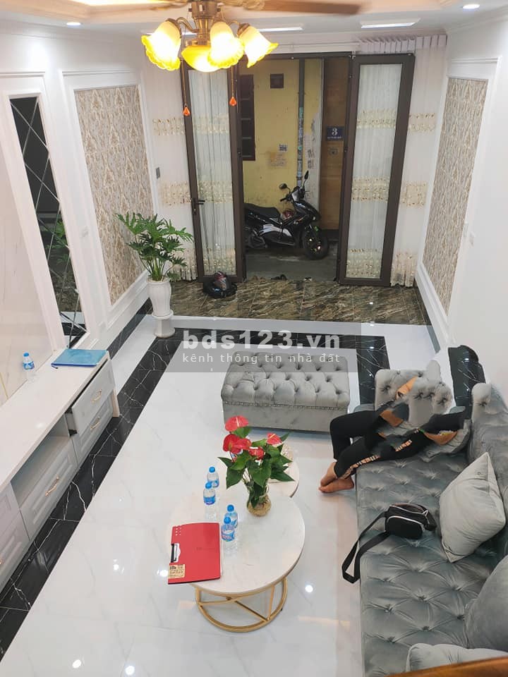 Bán gấp nhà Trung Tâm Cầu Giấy, dt 40m2, 4 tầng nội thất sang trọng, 2 mặt thoáng, gần ô tô