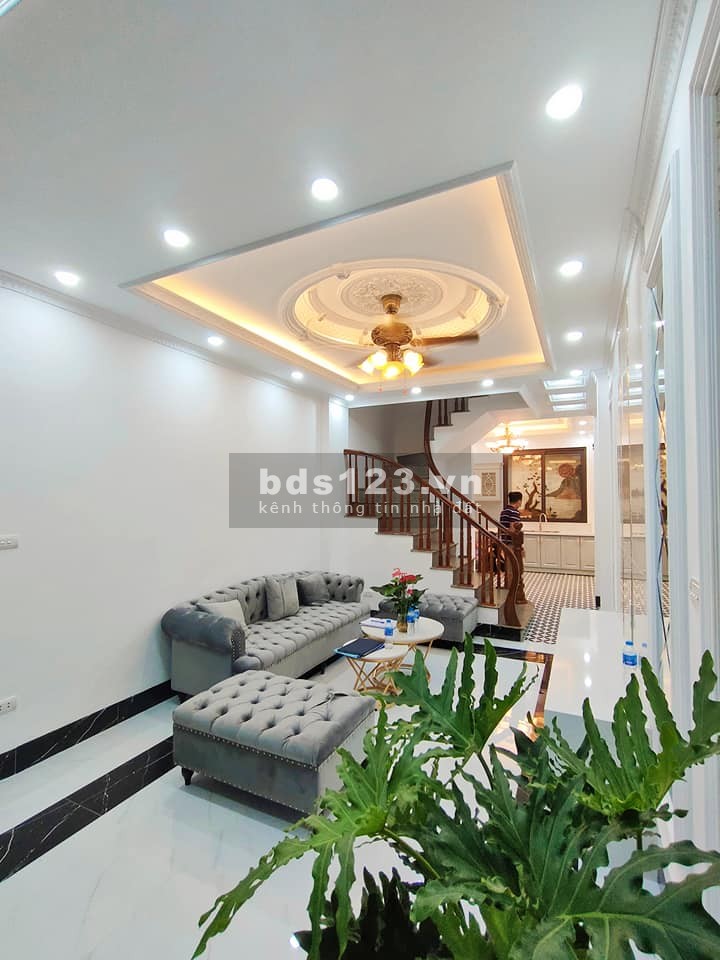 Bán gấp nhà Trung Tâm Cầu Giấy, dt 40m2, 4 tầng nội thất sang trọng, 2 mặt thoáng, gần ô tô