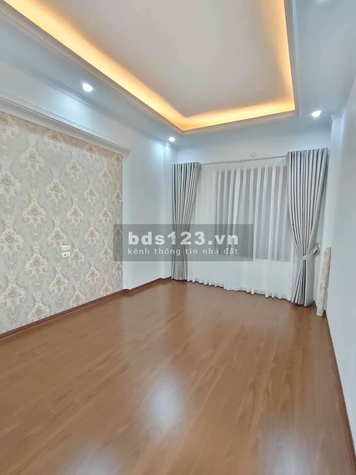 Bán gấp nhà Trung Tâm Cầu Giấy, dt 40m2, 4 tầng nội thất sang trọng, 2 mặt thoáng, gần ô tô
