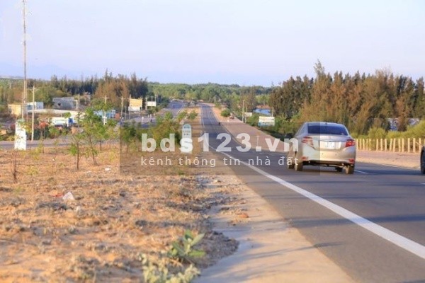 Chủ cần bán gấp 2 lô đất liền kề ngay cạnh đường liên huyện đi sân bay Phan Thiết, sổ đỏ vuông vức