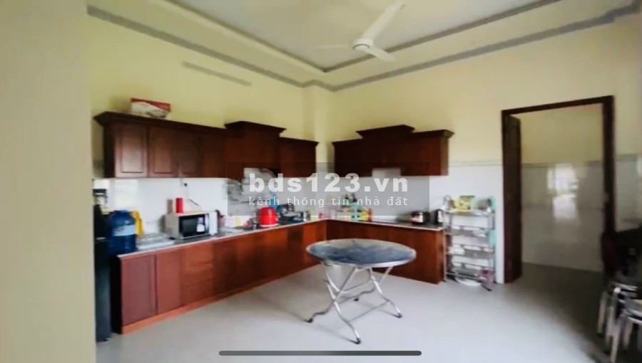 Bán căn nhà 1 trệt 2 lầu đối diện trung tâm thương mại huyện giá thoả thuận pháp lý đủ