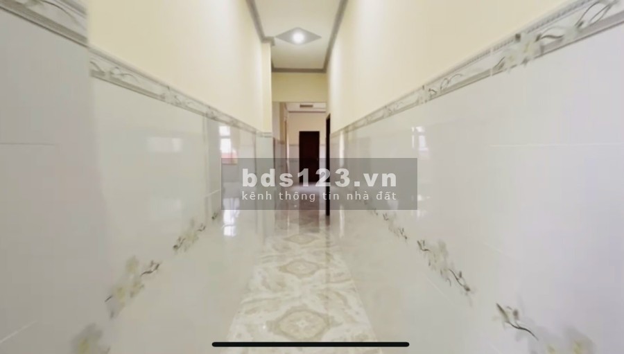 Bán căn nhà 1 trệt 2 lầu đối diện trung tâm thương mại huyện giá thoả thuận pháp lý đủ