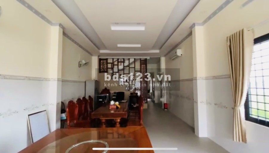 Bán căn nhà 1 trệt 2 lầu đối diện trung tâm thương mại huyện giá thoả thuận pháp lý đủ