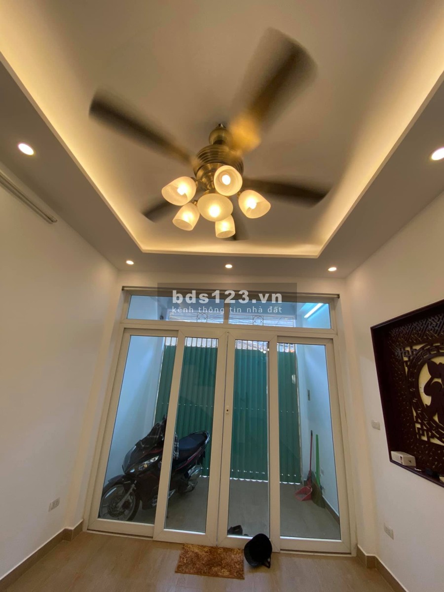 Bán nhà nguyên căn Trung Kính, hiếm có vị trí đẹp, nhà đẹp long lanh, diện tích 37m2, 4,3 tỷ