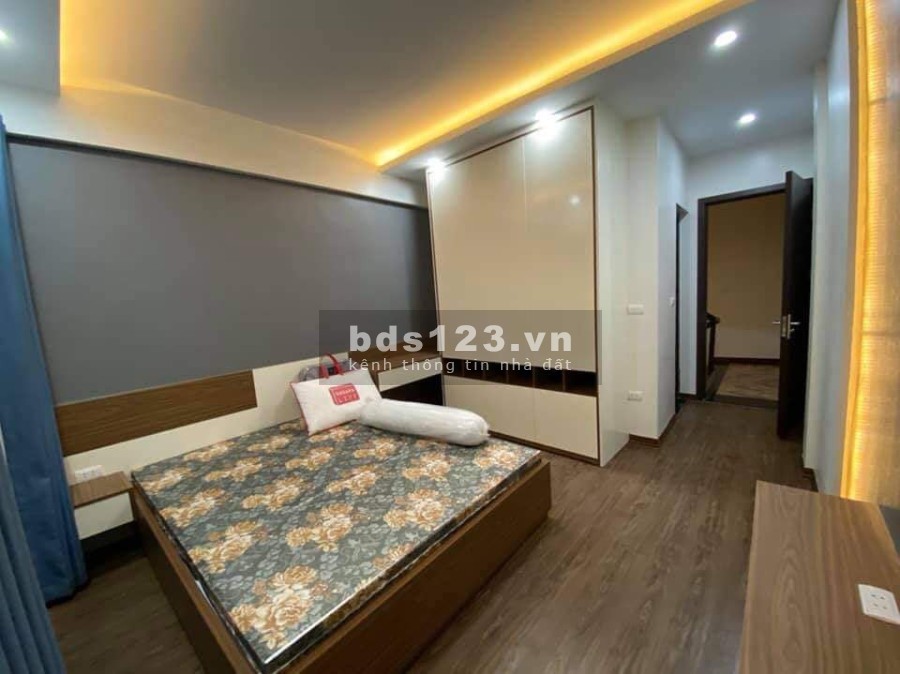 Bán Nhà Hoàng Mai dt 32m 5 tầng, mặt tiền 3.5m ô tô đỗ cửa, nhà siêu đẹp, giá chỉ 3.5 tỷ